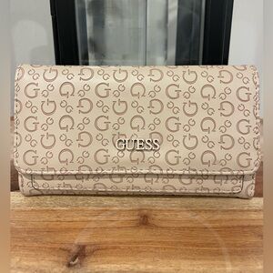 NWOT GUESS Bowie Debossed Logo Slim Clutch Wallet in Taupe/latte faux-leather